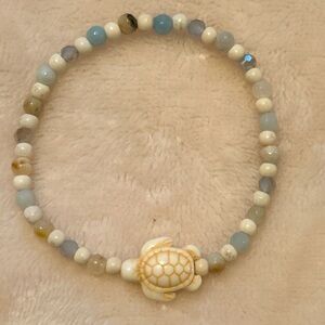 Hand beaded turtle bracelet 🤍💙🐢
